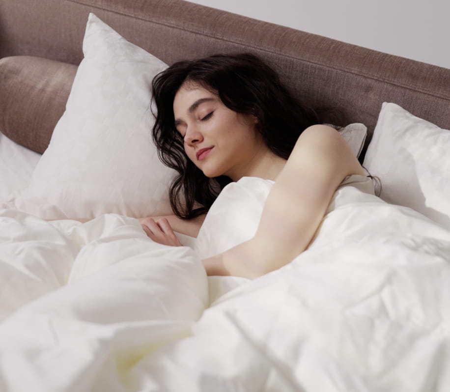 ベッドで眠る女性